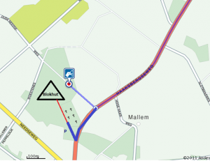 Routekaart N18 naar blokhut. Let op: De rode stip is het navigatieadres, maar er is hier geen parkeermogelijkheid. Volg daarom de blauwe lijn naar de parkeerplaats naast de begraafplaats. Volg de rode lijn (bospad) naar de blokhut.